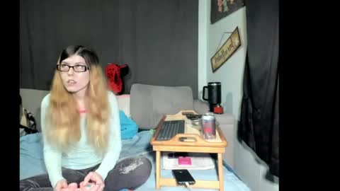 Snapshot of roxihazeleyes chatting on 04.21.26 roxihazeleyes online show from 04.21.26