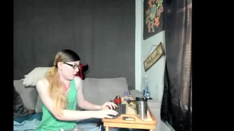 Snapshot of roxihazeleyes chatting on 04.25.26 roxihazeleyes online show from 04.25.26