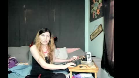 Snapshot of roxihazeleyes chatting on 04.28.26 roxihazeleyes online show from 04.28.26