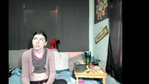 Snapshot of roxihazeleyes chatting on 04.29.26 roxihazeleyes online show from 04.29.26