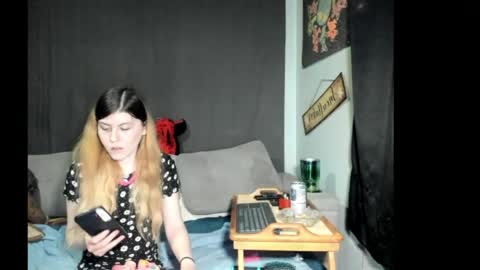 Snapshot of roxihazeleyes chatting on 05.01.26 roxihazeleyes online show from 05.01.26