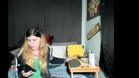 Snapshot of roxihazeleyes chatting on 05.13.26 roxihazeleyes online show from 05.13.26