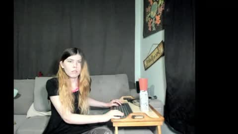 Snapshot of roxihazeleyes chatting on 05.19.26 roxihazeleyes online show from 05.19.26