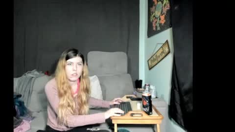 Snapshot of roxihazeleyes chatting on 05.24.26 roxihazeleyes online show from 05.24.26