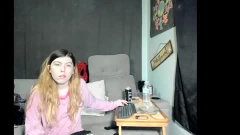 Snapshot of roxihazeleyes chatting on 05.25.26 roxihazeleyes online show from 05.25.26