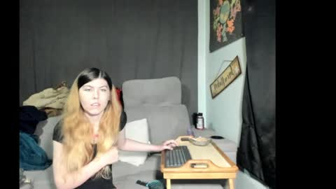 Snapshot of roxihazeleyes chatting on 05.26.26 roxihazeleyes online show from 05.26.26