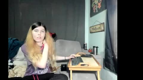 Snapshot of roxihazeleyes chatting on 06.02.26 roxihazeleyes online show from 06.02.26