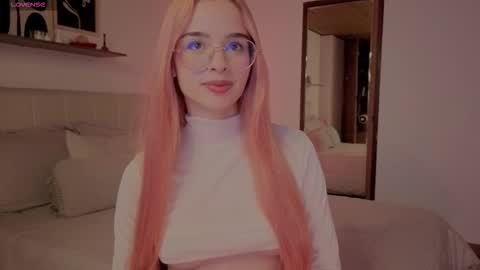 Snapshot of roxxy_mora chatting on 01.09.26 Roxxy online show from 01.09.26