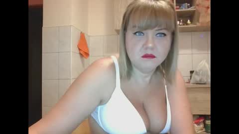 Snapshot of roxy8630 chatting on 09.29.25 roxy8630 online show from 09.29.25