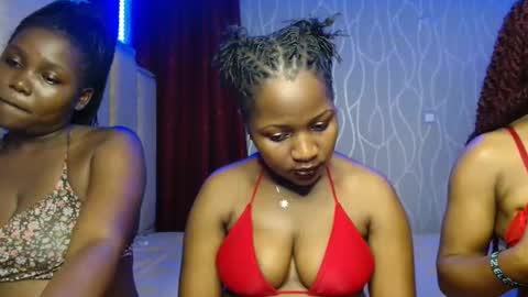 Snapshot of roxy_heather chatting on 11.12.25 Roxy online show from 11.12.25