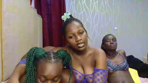 Snapshot of roxy_heather chatting on 11.25.25 Roxy online show from 11.25.25