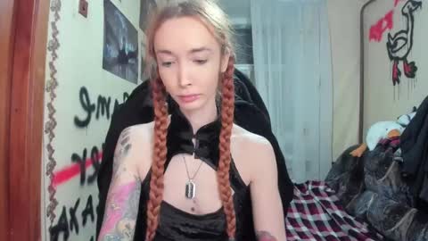 Snapshot of roxy_silver chatting on 03.01.25 Roxy online show from 03.01.25