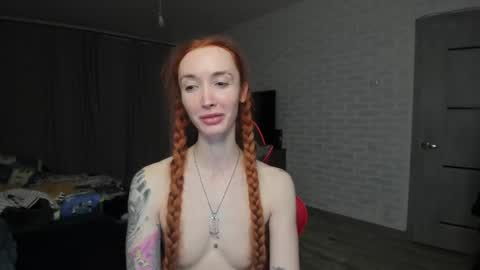 Snapshot of roxy_silver chatting on 03.11.25 Roxy online show from 03.11.25