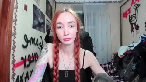 Snapshot of roxy_silver chatting on 10.11.25 Roxy online show from 10.11.25