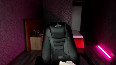 Snapshot of roxy_the_daedevill chatting on 12.21.24 roxy_the_daedevill online show from 12.21.24