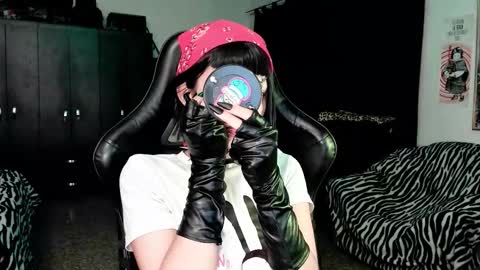 Roxy Independient model Help me to reach 50 thumbs up online show from 01.16.26