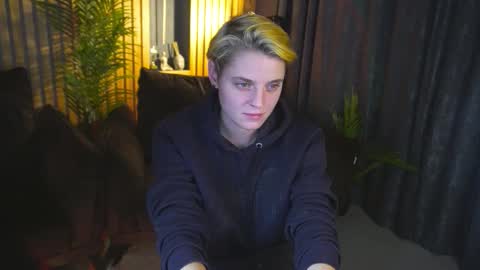 Snapshot of roxyflames chatting on 12.03.25 roxyflames online show from 12.03.25