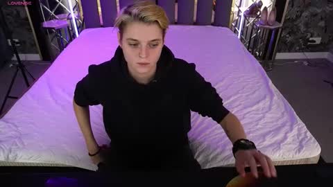 Snapshot of roxyflames chatting on 12.04.25 roxyflames online show from 12.04.25