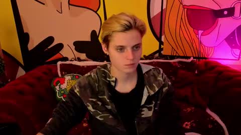 Snapshot of roxyflames chatting on 12.15.25 roxyflames online show from 12.15.25