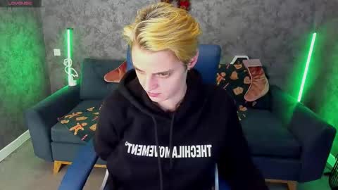 Snapshot of roxyflames chatting on 12.16.25 roxyflames online show from 12.16.25