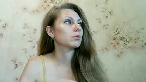 Snapshot of roxyfox18x01 chatting on 06.14.26 roxyfox18x01 online show from 06.14.26
