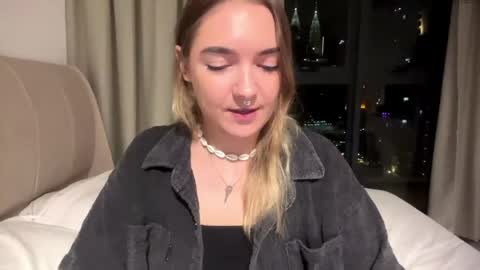 Snapshot of roxysweetdream chatting on 05.21.26 Roxy online show from 05.21.26