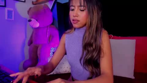 rue_zue online show from 11.25.25