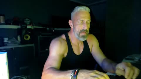 Chico que rico Caliente online show from 06.14.26