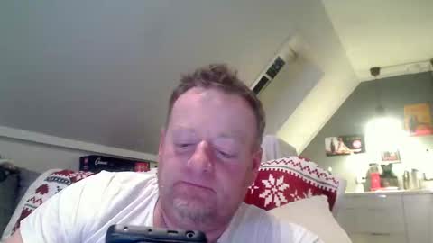 Snapshot of runepetter chatting on 01.12.25 bignorwegian online show from 01.12.25