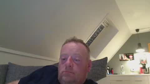 Snapshot of runepetter chatting on 09.11.25 bignorwegian online show from 09.11.25