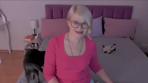 Sabrina MacMarren online show from 03.12.25