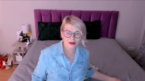 Sabrina MacMarren online show from 12.22.25