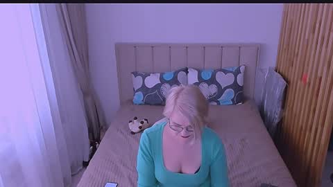 Sabrina MacMarren online show from 04.06.26