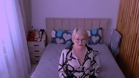 Snapshot of sabrinamacmarren chatting on 05.19.26 Sabrina MacMarren online show from 05.19.26