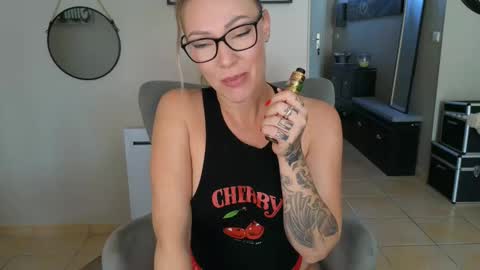 Snapshot of sacha__xx chatting on 10.16.25 sacha__xx online show from 10.16.25