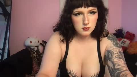 Snapshot of sagesinclaire chatting on 07.22.26 Sage Sinclaire online show from 07.22.26