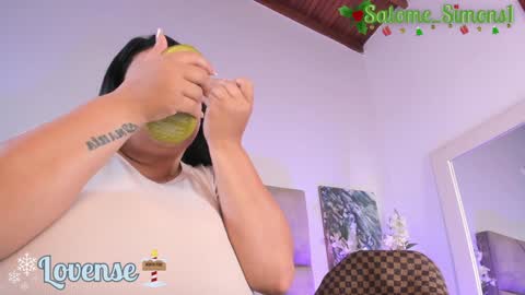 Snapshot of salomesimos1 chatting on 12.31.24 Salome online show from 12.31.24