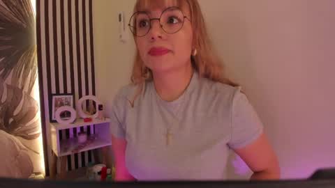Snapshot of samaantha_white_ chatting on 04.30.26 Samaantha online show from 04.30.26