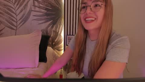 Snapshot of samaantha_white_ chatting on 05.25.26 Samaantha online show from 05.25.26