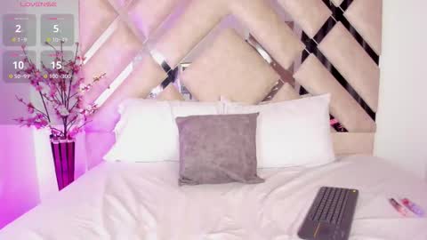 Snapshot of samanthalyx chatting on 12.04.25 Samantha online show from 12.04.25