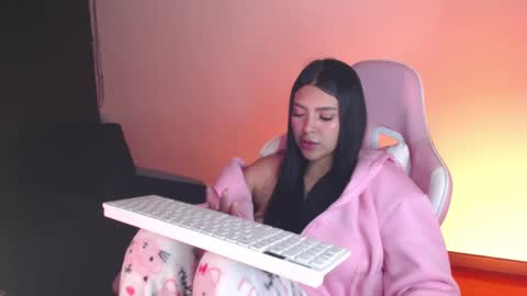 Snapshot of samara_lam chatting on 12.12.24 Sammy  online show from 12.12.24