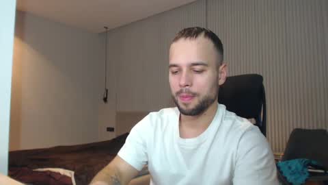 Snapshot of sandro_best chatting on 02.14.25 DeAlex online show from 02.14.25