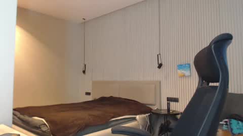 Snapshot of sandro_best chatting on 02.18.25 DeAlex online show from 02.18.25