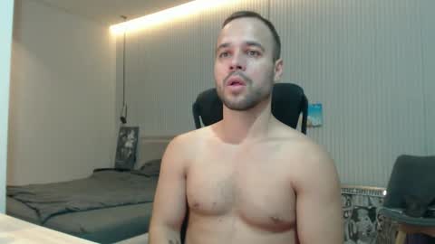 Snapshot of sandro_best chatting on 09.17.25 DeAlex online show from 09.17.25