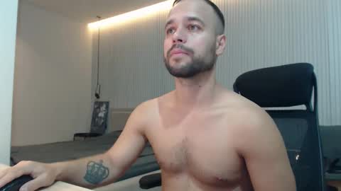 Snapshot of sandro_best chatting on 09.25.25 DeAlex online show from 09.25.25