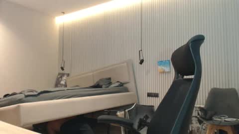 Snapshot of sandro_best chatting on 10.24.25 DeAlex online show from 10.24.25