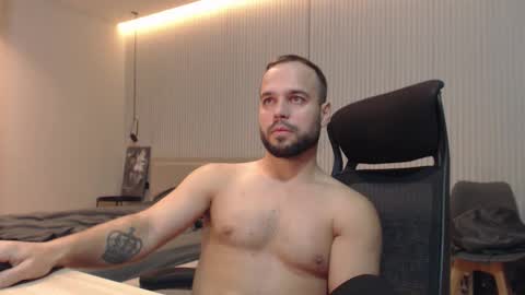 Snapshot of sandro_best chatting on 10.29.25 DeAlex online show from 10.29.25