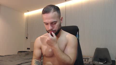 Snapshot of sandro_best chatting on 11.17.25 DeAlex online show from 11.17.25