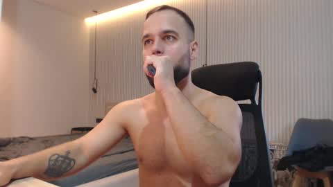 Snapshot of sandro_best chatting on 11.19.25 DeAlex online show from 11.19.25