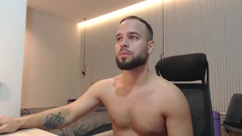 Snapshot of sandro_best chatting on 11.23.25 DeAlex online show from 11.23.25